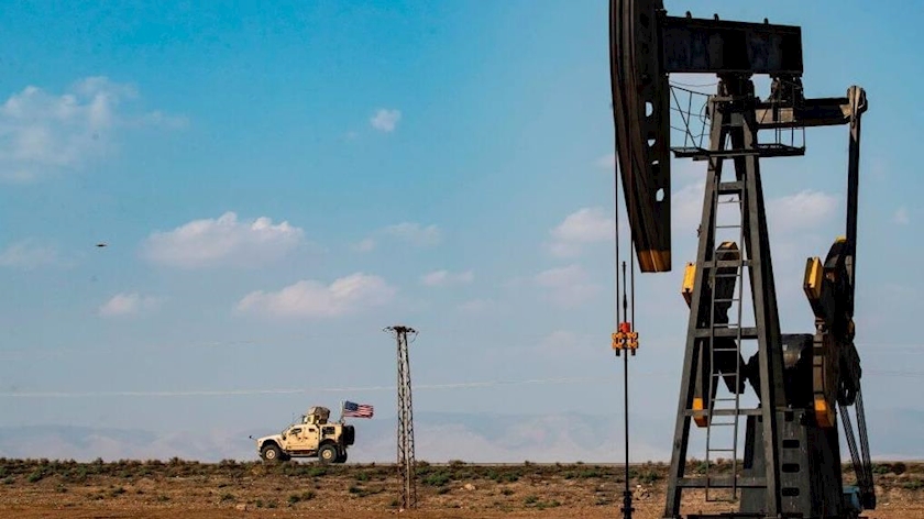 Iranpress: US loots new batch of Syrian crude oil, ships it to Iraq