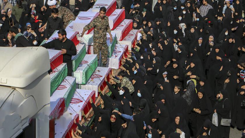 Iranpress: People took part in funeral of 111 martyrs in Ahvaz