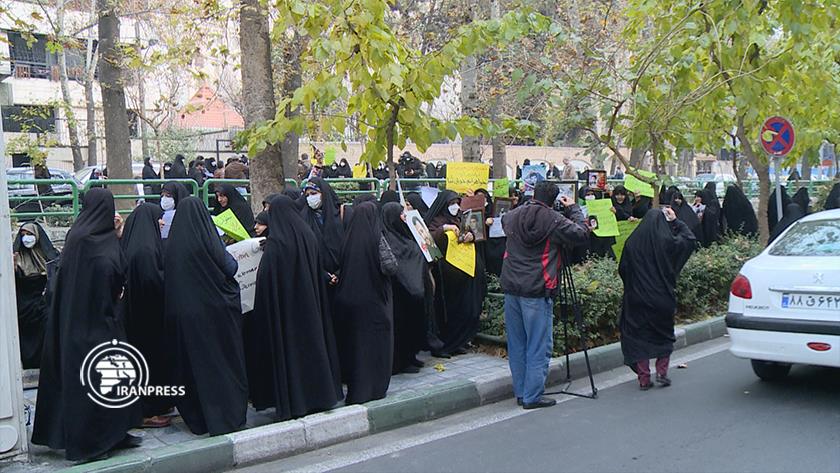 Iranpress: Iranian women protest in front of UN office in Tehran 