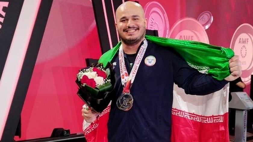 Iranpress: Iranian weight-lifter wins world vice-c