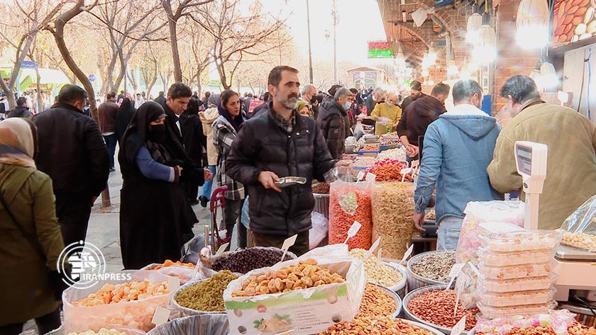 Iranpress: Footage shows Iranians shopping on Yalda Night eve