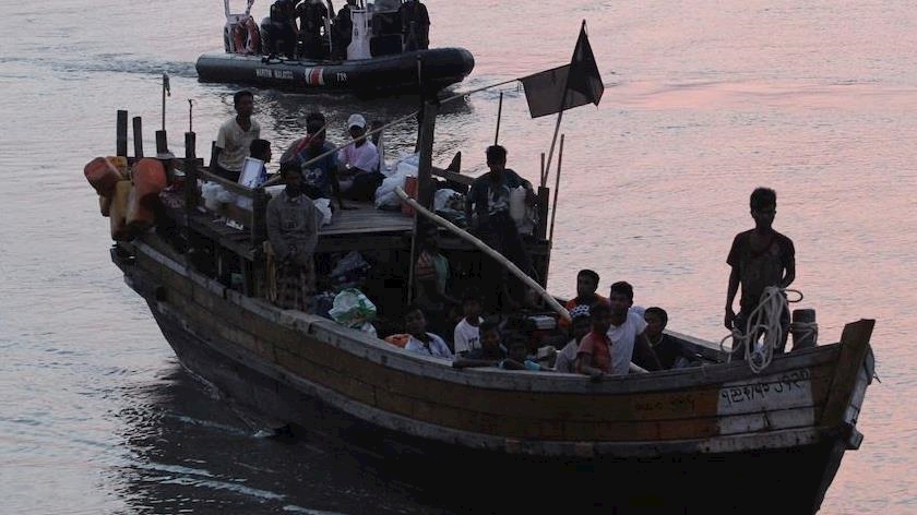 Iranpress: Rohingya refugees stranded in boat off India