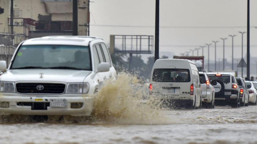 Iranpress: Flash floods sweep Mecca as Jeddah braced for downpours