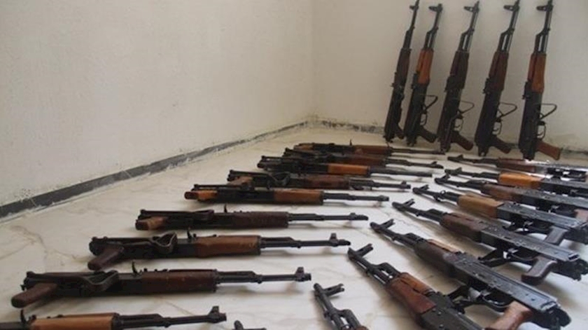 Iranpress: Iran Police seize illicit weapons and ammo in Sistan