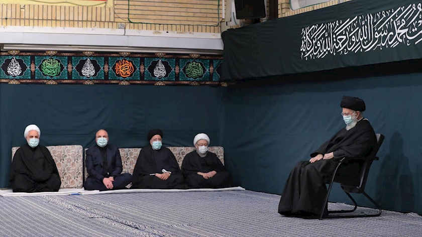 Iranpress: Leader attends mourning ceremony on eve of Lady Fatima