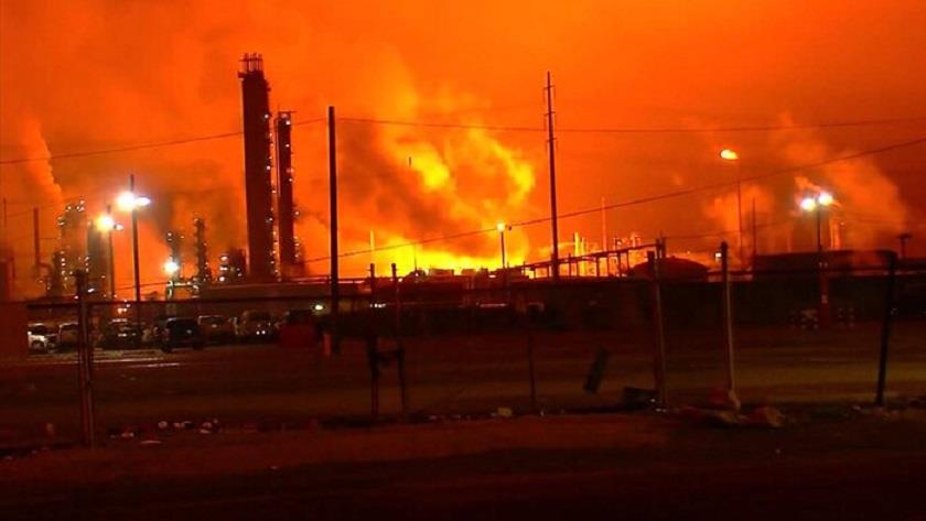 Iranpress: Massive fire engulfs a refinery in north of Iraq