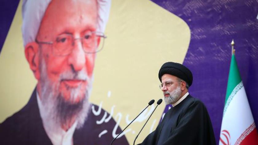 Iranpress: Raisi: Ayatollah Mesbah, Lt. Gen. Soleimani, role models for Iranians