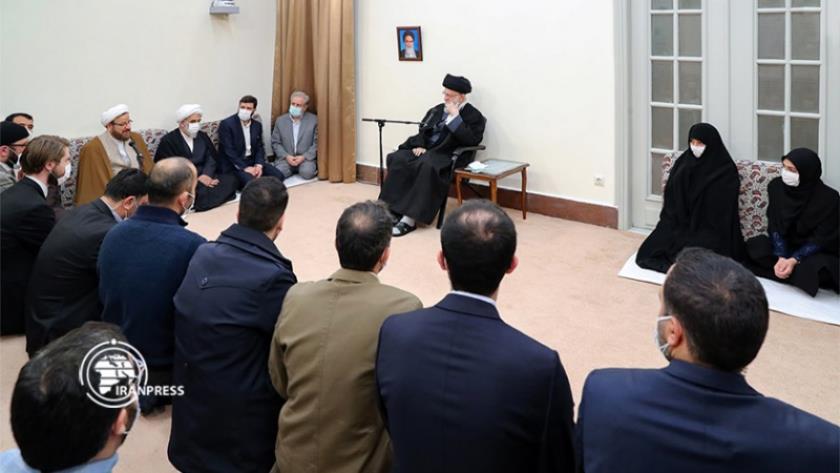 Iranpress: Leader receives representatives of student in abroad