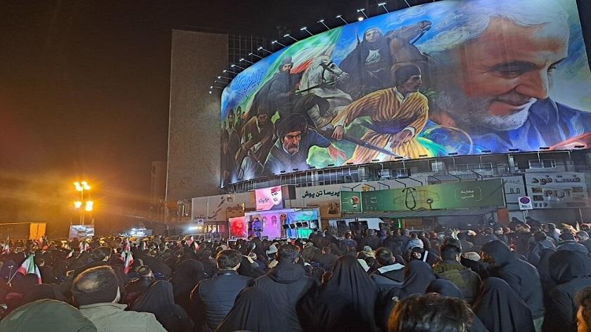 Iranpress: Tehran: People commemorate Martyr Soleimani in Valiasr Square