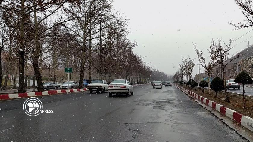 Iranpress: Snowfall in Iranian city of Sanandaj 