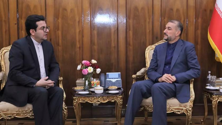 Iranpress: Iran’s ambr. to Azerbaijan Rep. meets with FM