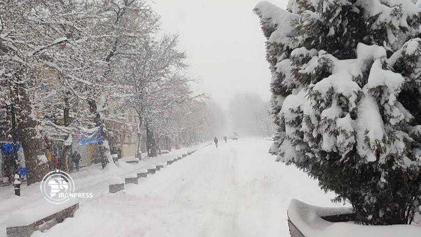 Iranpress: Heavy snowfall in Hamedan 