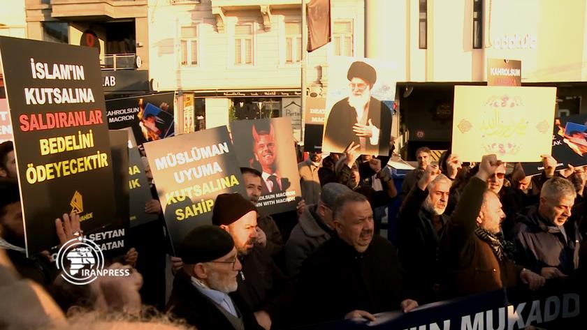 Iranpress: Turkish Muslims in Istanbul protest over Charlie Hebdo insults