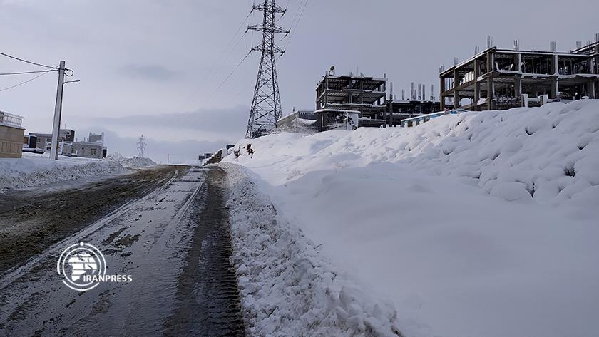 Iranpress: Iran Sanandaj surrounded by snow
