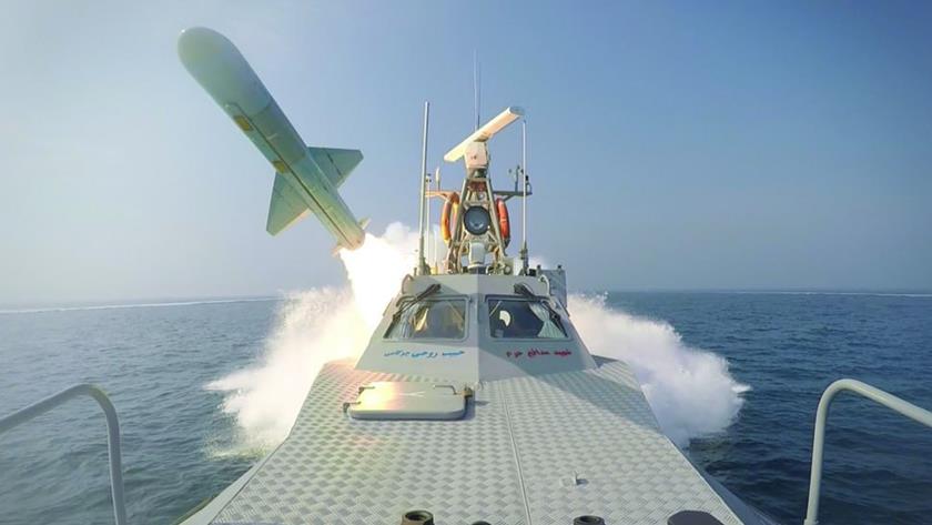 Iranpress: IRGC Navy holds drills with modern weapons
