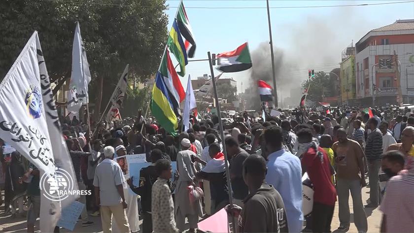 Iranpress: People of Sudan demonstrate against army
