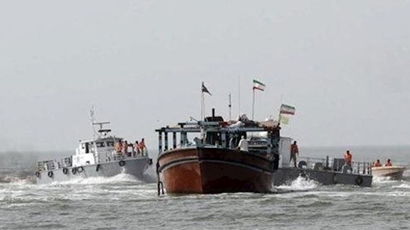 Iranpress:  IRGC impounds vessel carrying 90,000 liters of smuggled fuel in Persian Gulf