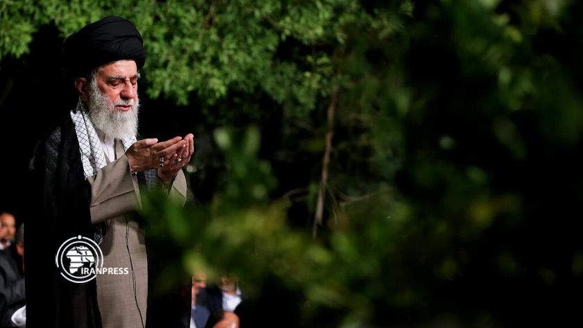 Iranpress: Prayers strengthen vital connections in society: Ayatollah Khamenei