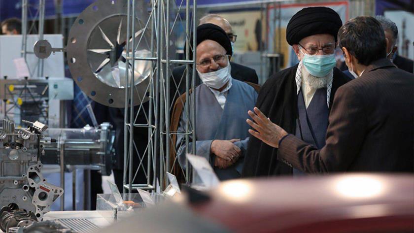Iranpress: Leader pays visit to exhibition of industrial capabilities