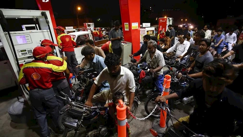 Iranpress: Pakistan government lifts petrol, diesel prices