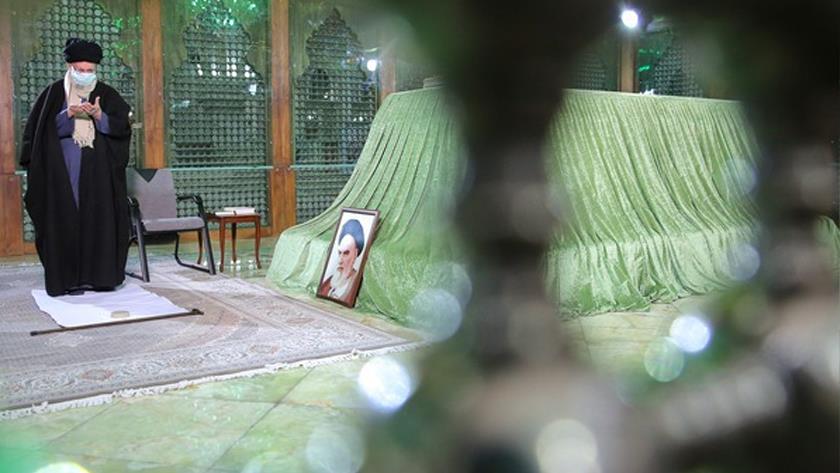 Iranpress: Leader pays tribute to Imam Khomeini 