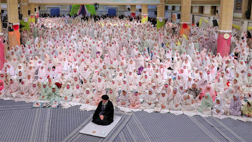 Iranpress: Leader attends Taklif Celebration Ceremony with Iranian teenage girls