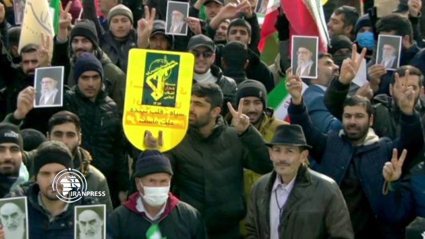 Iranpress: IRGC flag in people’s hands