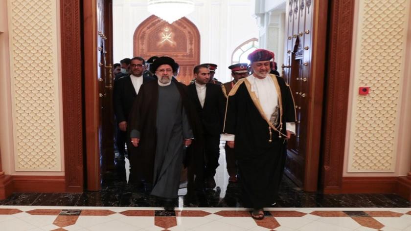 Iranpress: Sultan of Oman urges cementing bilateral ties with Iran