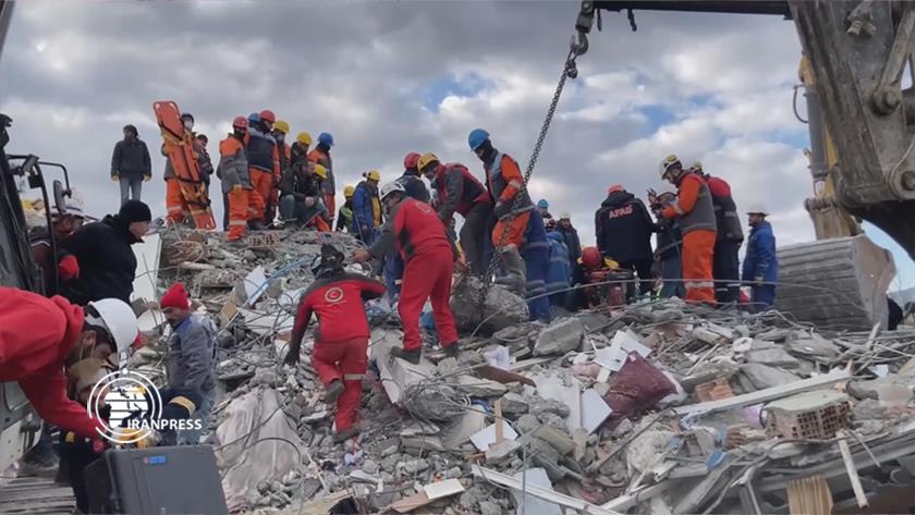 Iranpress: Round-the-clock efforts of Iranian rescue teams in Türkiye