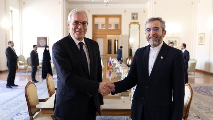 Iranpress: Iran, Russia confer on issues of mutual interests