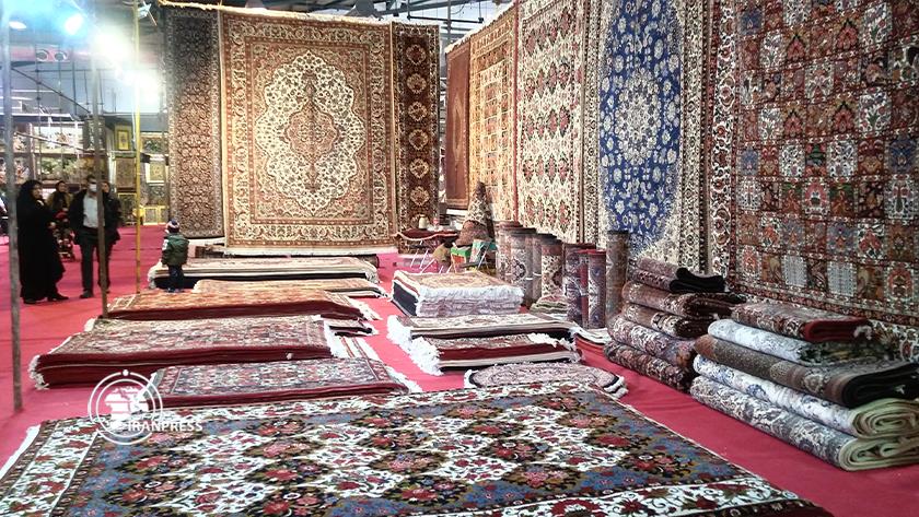 Iranpress: Iran Yazd exhibits hand-woven carpet 