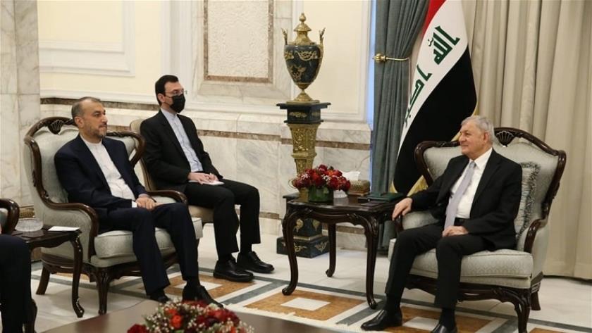 Iranpress: Iran FM consults on Tehran-Baghdad ties in meeting Iraqi President