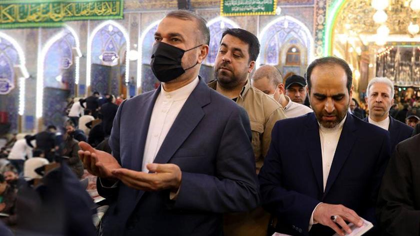 Iranpress: Iranian FM visits Holy Shrines in Karbala, Iraq 