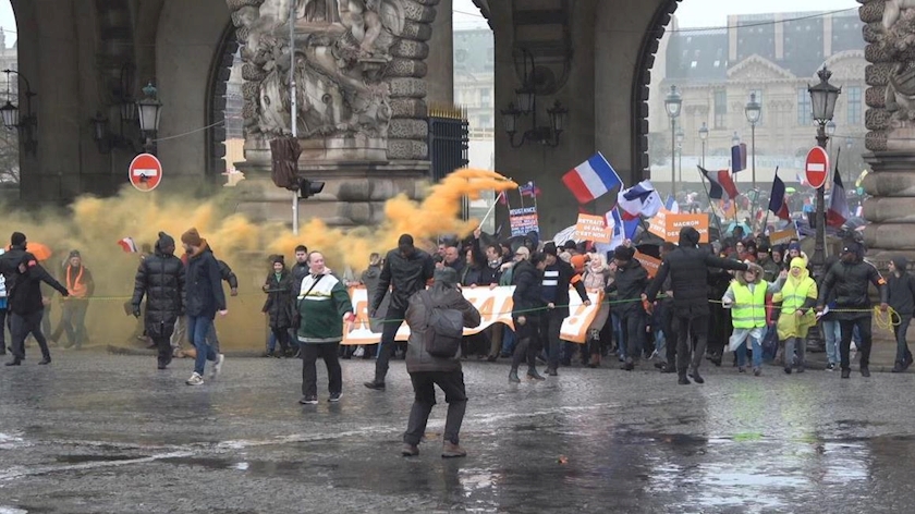 Iranpress: Thousands take to streets of Paris to protest arming Ukraine