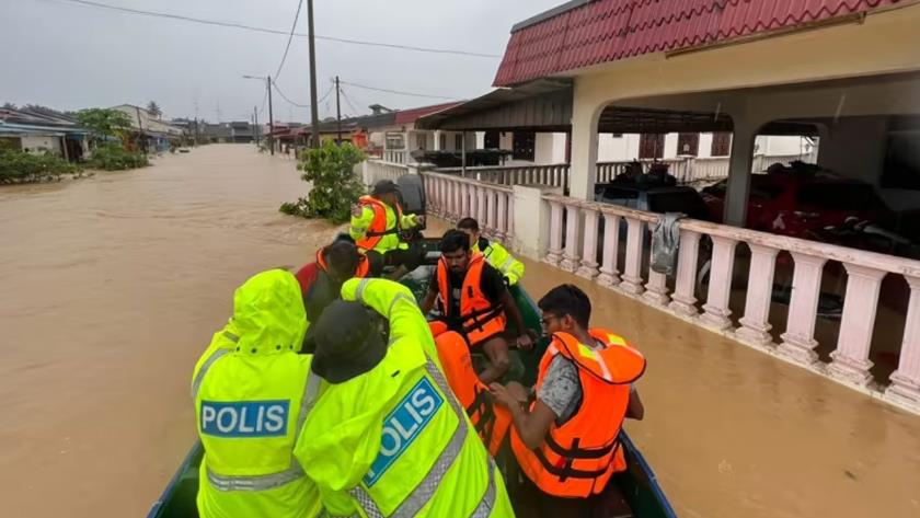 Iranpress: Malaysia floods: 3 killed, nearly 35,000 people evacuated