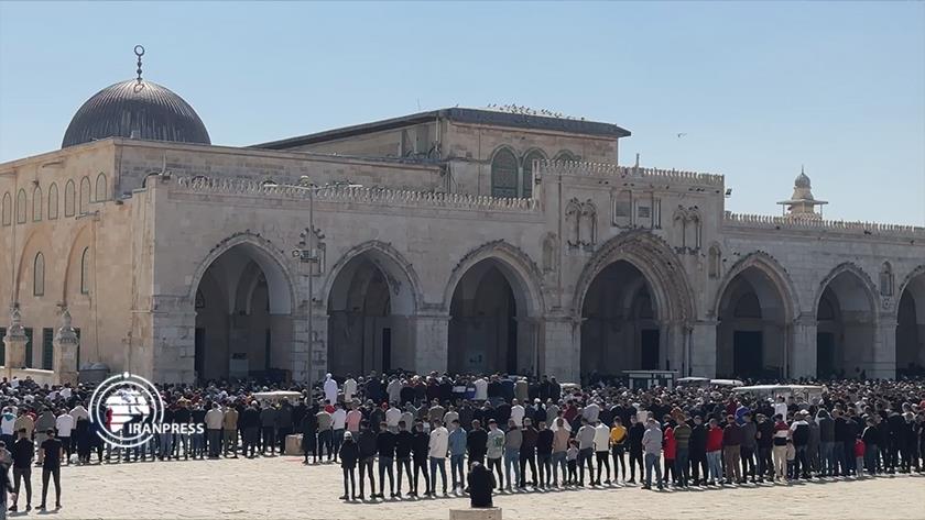 Iranpress: 70,000 Palestinians gather to pray at Al-Aqsa Mosque