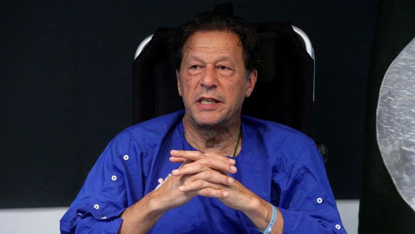 Iranpress: Pakistani police serve arrest warrants to former PM Imran Khan