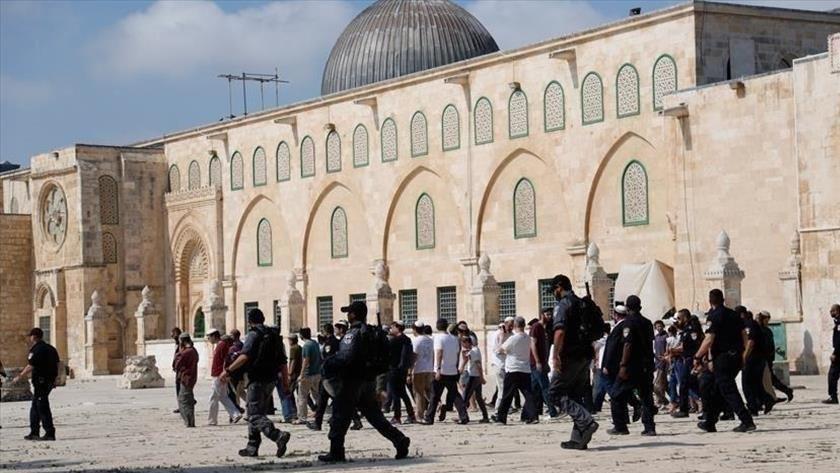 Iranpress: Zionists storm Al-Aqsa Mosque 
