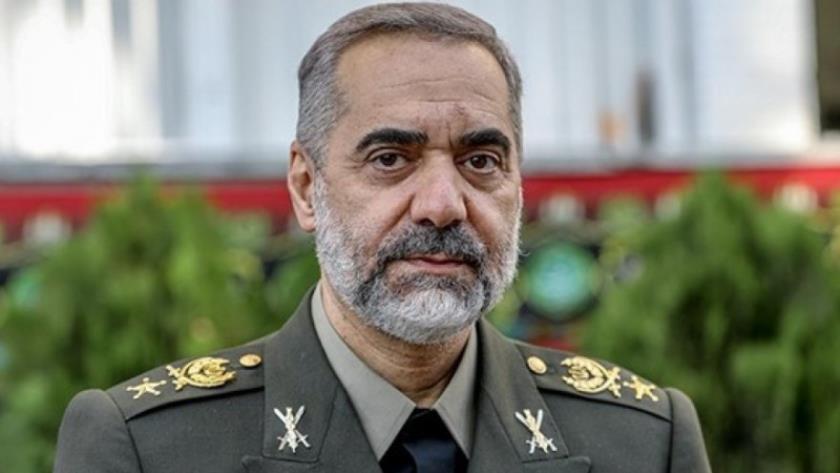 Iranpress: Iran Defense Minister inaugrates first model of Yasin training jet
