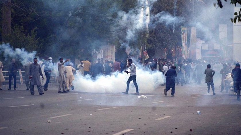 Iranpress: Clash erupts after Pakistan police attack Imran Khan’s supporters