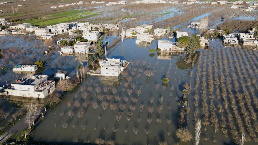 Iranpress: Floods in quake-hit Turkish provinces kills at least 10