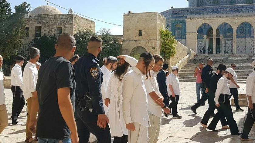 Iranpress: Israeli settlers break into Al-Aqsa mosque