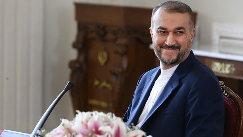 Iranpress: Iran FM sends Nowruz congratulation messages
