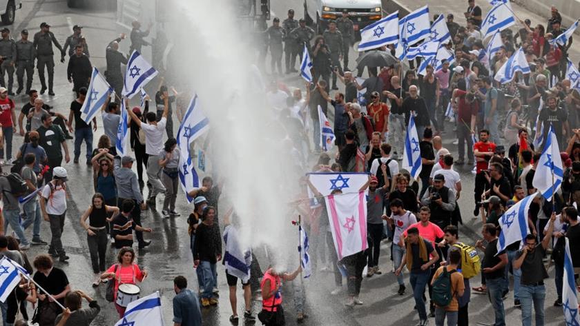 Iranpress: Thousands of Israelis block streets in protest of judicial overhaul