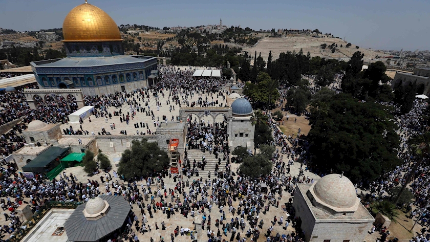 Iranpress: Zionists storm pilgrims in al-Aqsa for second night