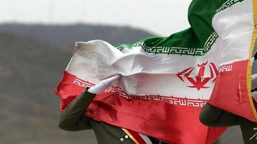 Iranpress: Raising largest flag of Iran on National Flag Festival