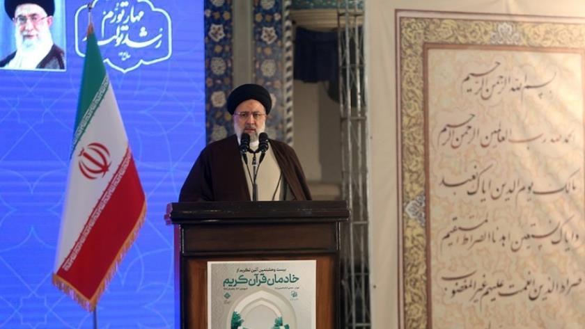 Iranpress: Imam Khomeini refers to people for Islamic Republic establishment