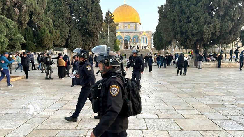 Iranpress: Israeli raid on Al-Aqsa Mosque again, hundreds of Palestinians arrested
