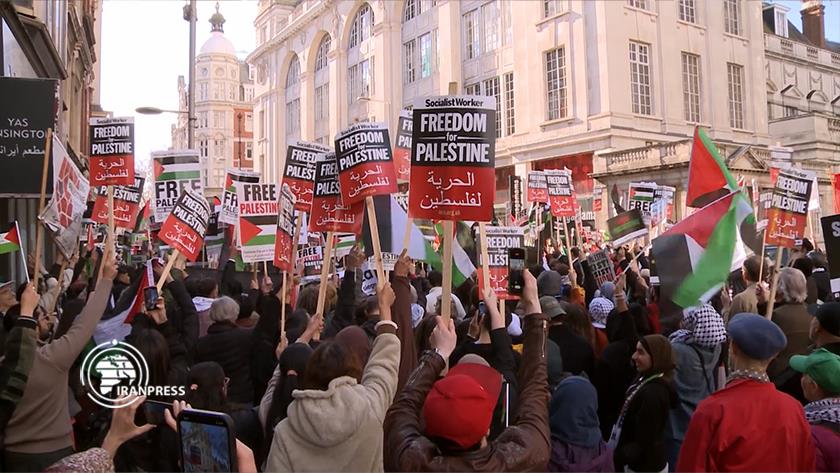 Iranpress: Supporters of Palestine demonstrate outside Israeli embassy in London