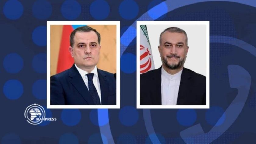 Iranpress: Iran, Azerbaijan FMs confer on bilateral relations over phone call